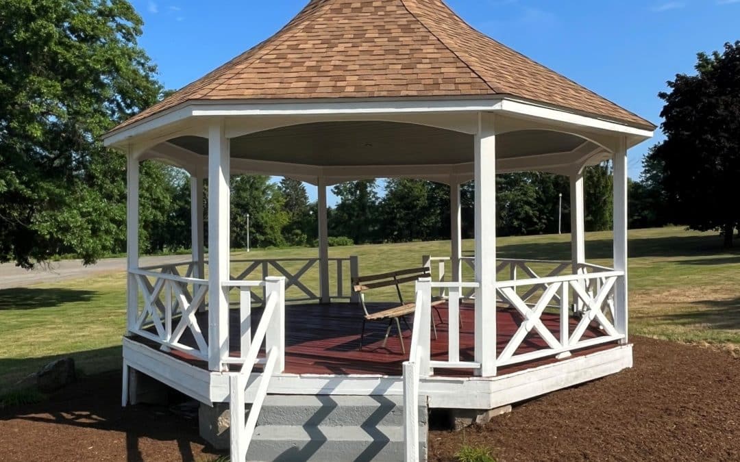 Hampden volunteers join Parks & Rec to refurbish gazebo at TWB